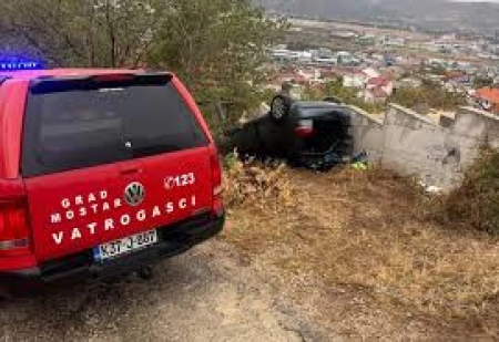 Mostar: Jedna osoba ozlijeđena nakon slijetanja s ceste